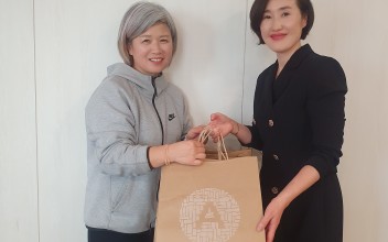 한국암웨이 여성위생용품 지원 이미지